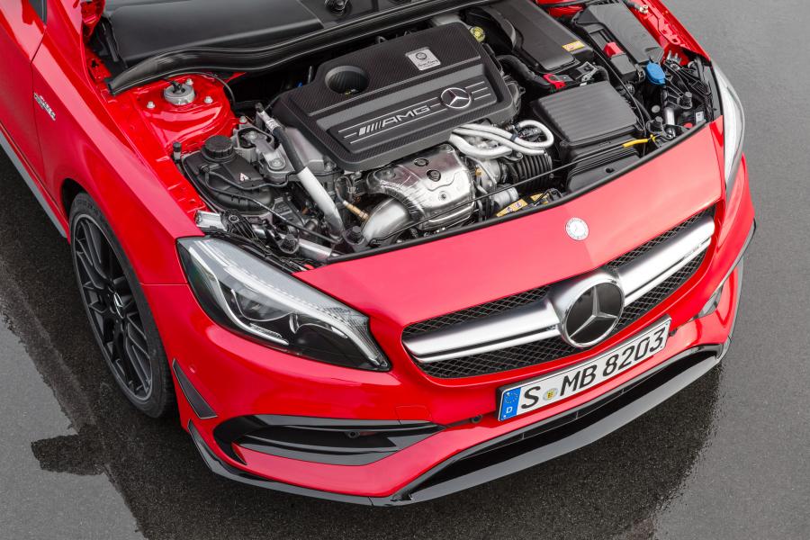 Моторный отсек Mercedes-AMG A45 4Matic 2015 года  (фото 6 из 41)